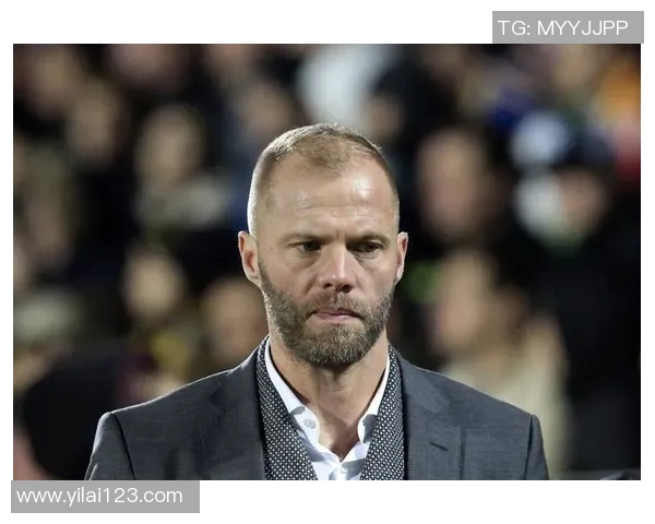 足球传奇：球星生涯历程与成就解析从青训到巅峰荣耀